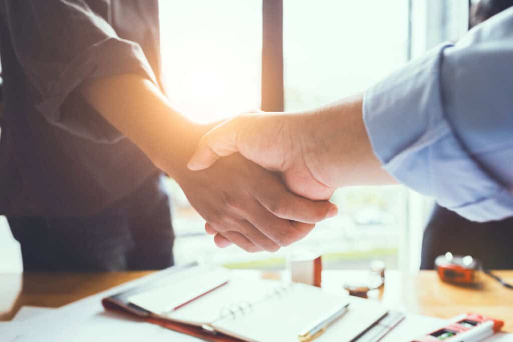 2 people shaking hands